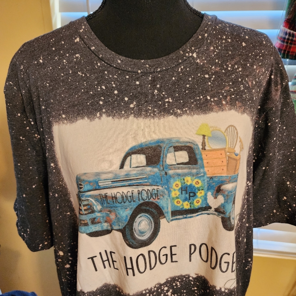 Tee shirt with the logo The Hodge Podge.